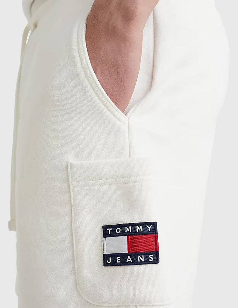 Pantalones Cargo Cortos Tommy Jeans con Parche en Bolsillo Blancos Hombre