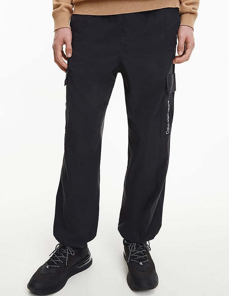 Pantalón Cargo Calvin Klein Jeans de Nailon Reciclado Negro Hombre
