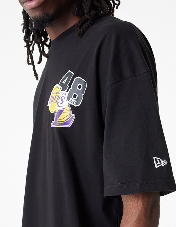 Camiseta New Era LA Lakers NBA Arch Wordmark Oversized Negra Hombre