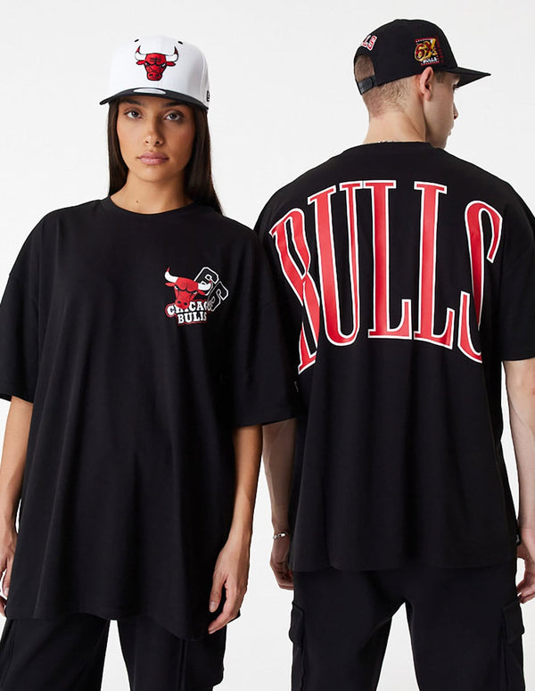 Camiseta New Era Chicago Bulls NBA Arch Wordmark Oversized Negra Unisex