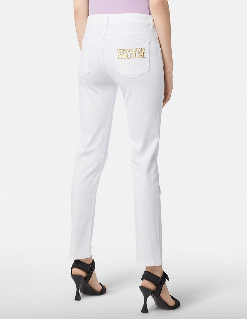 Pantalón Versace Jeans Couture con Logo Dorado en Bolsillo Trasero Blanco Mujer