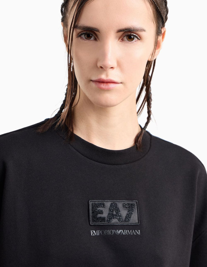 Camiseta Emporio Armani EA7 Cropped Logo Series Negra Mujer