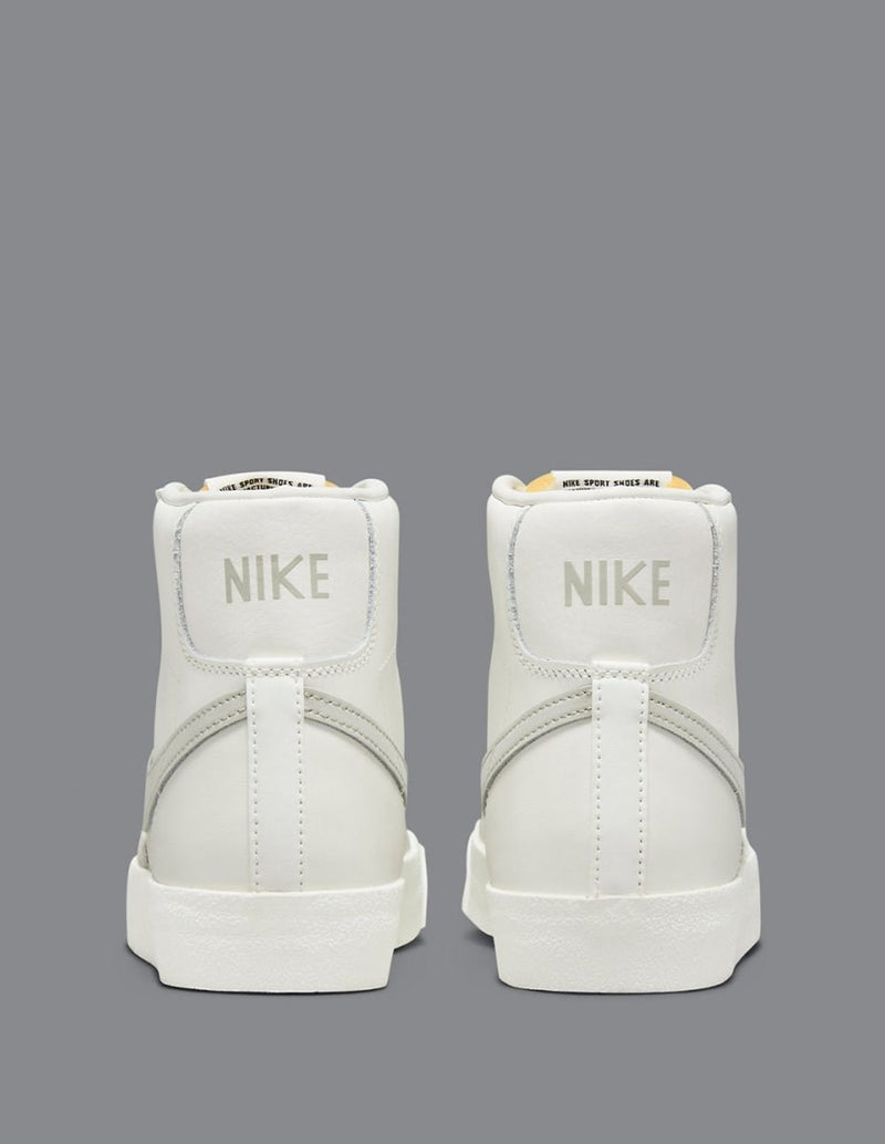 Nike Blazer Mid 77 Vintage Blancas y Grises Unisex