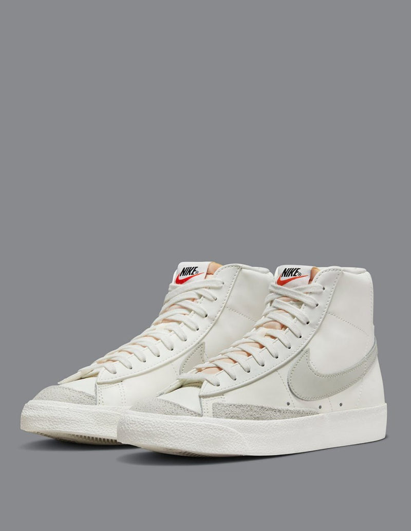 Nike Blazer Mid 77 Vintage Blancas y Grises Unisex