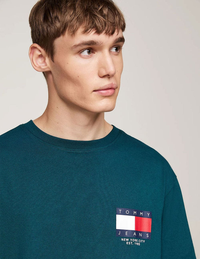 Camiseta Tommy Jeans con Logo en la Espalda Verde Hombre