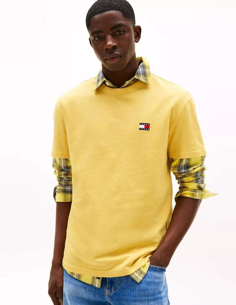 Camiseta Tommy Jeans con Parche de Logo Amarilla Hombre