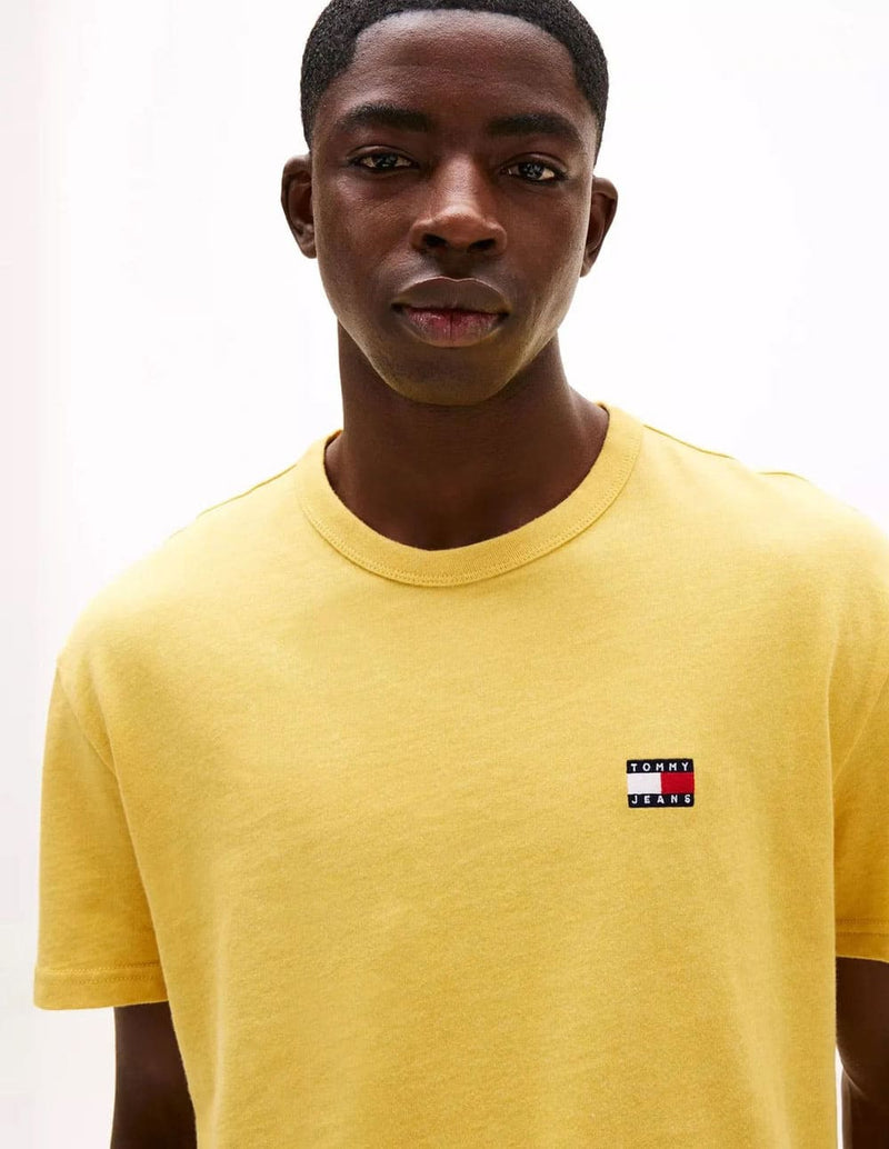 Camiseta Tommy Jeans con Parche de Logo Amarilla Hombre