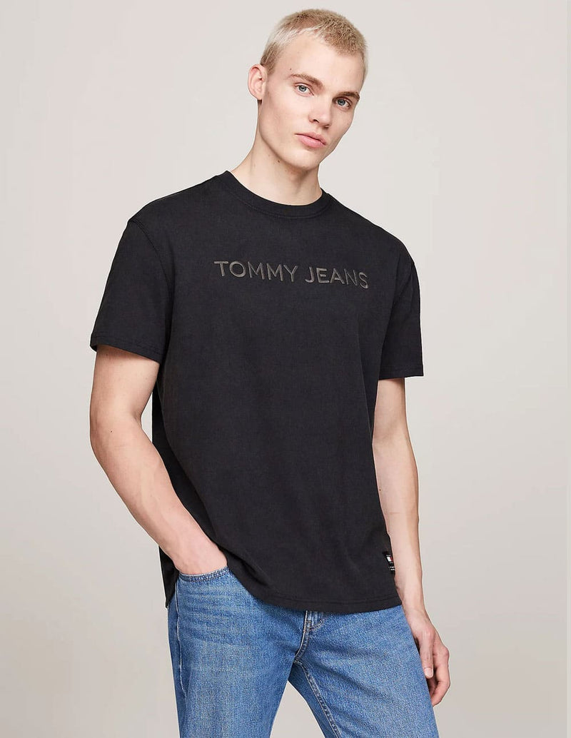 Camiseta Tommy Jeans con Logo Bordado Negra Hombre