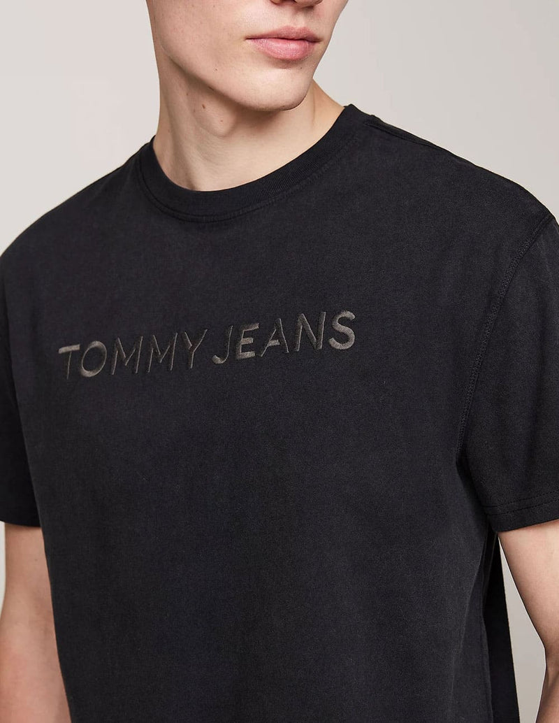 Camiseta Tommy Jeans con Logo Bordado Negra Hombre