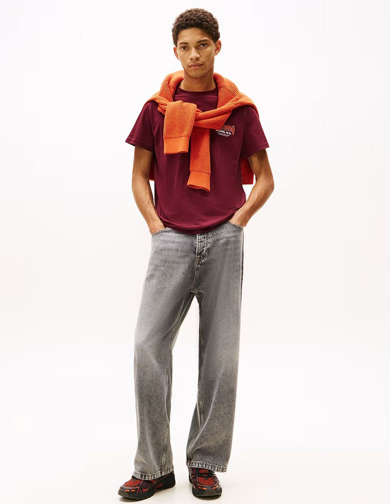 Camiseta Tommy Jeans con Logo Burdeos Hombre