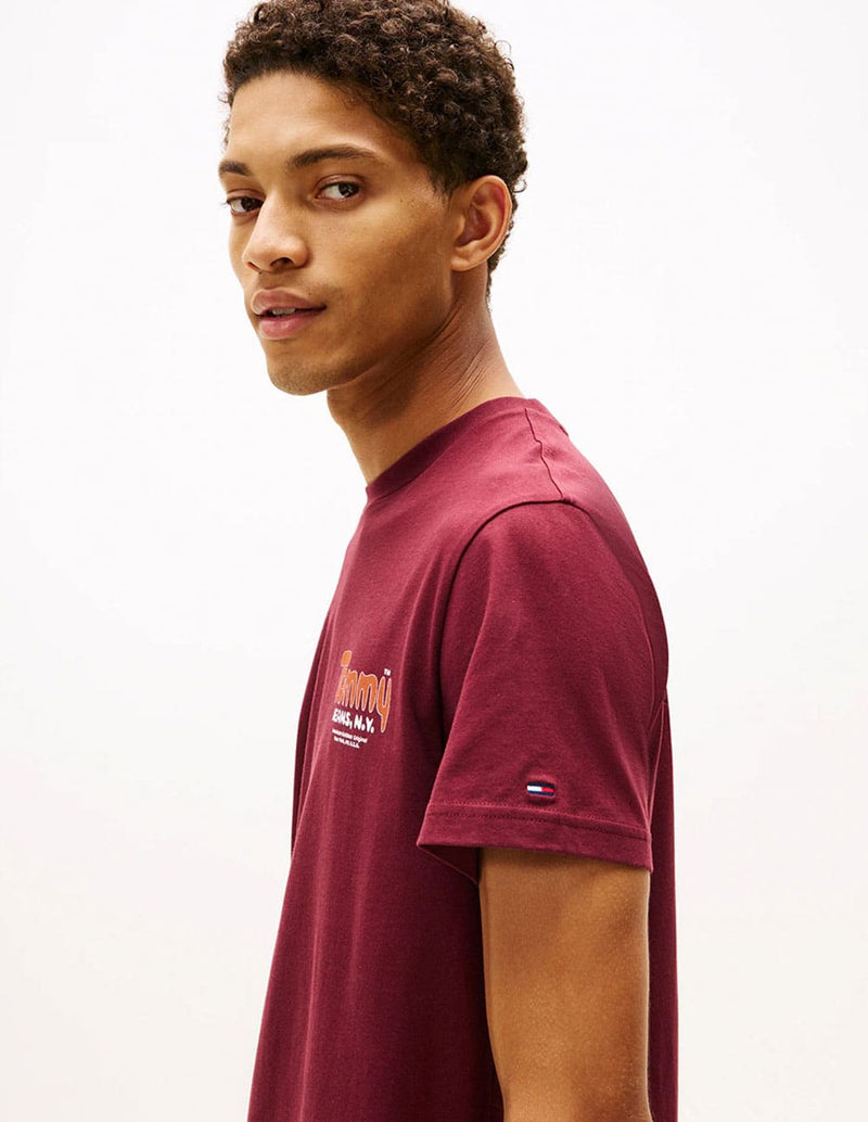 Camiseta Tommy Jeans con Logo Burdeos Hombre