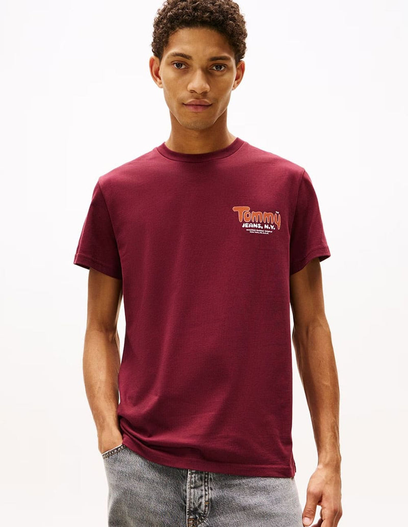 Camiseta Tommy Jeans con Logo Burdeos Hombre
