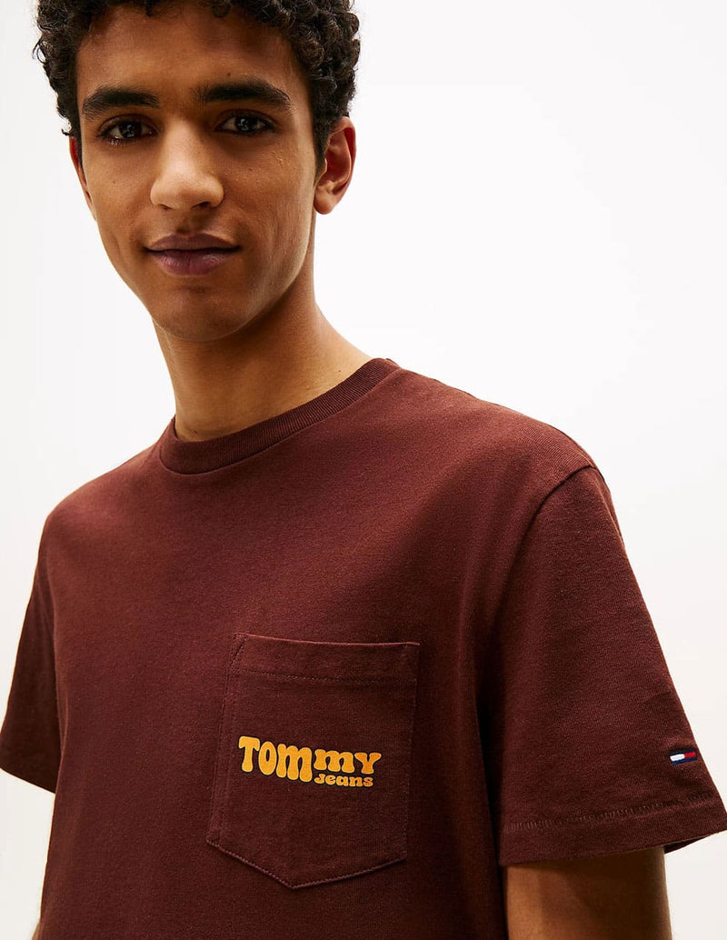 Camiseta Tommy Jeans con Logo Marrón Hombre