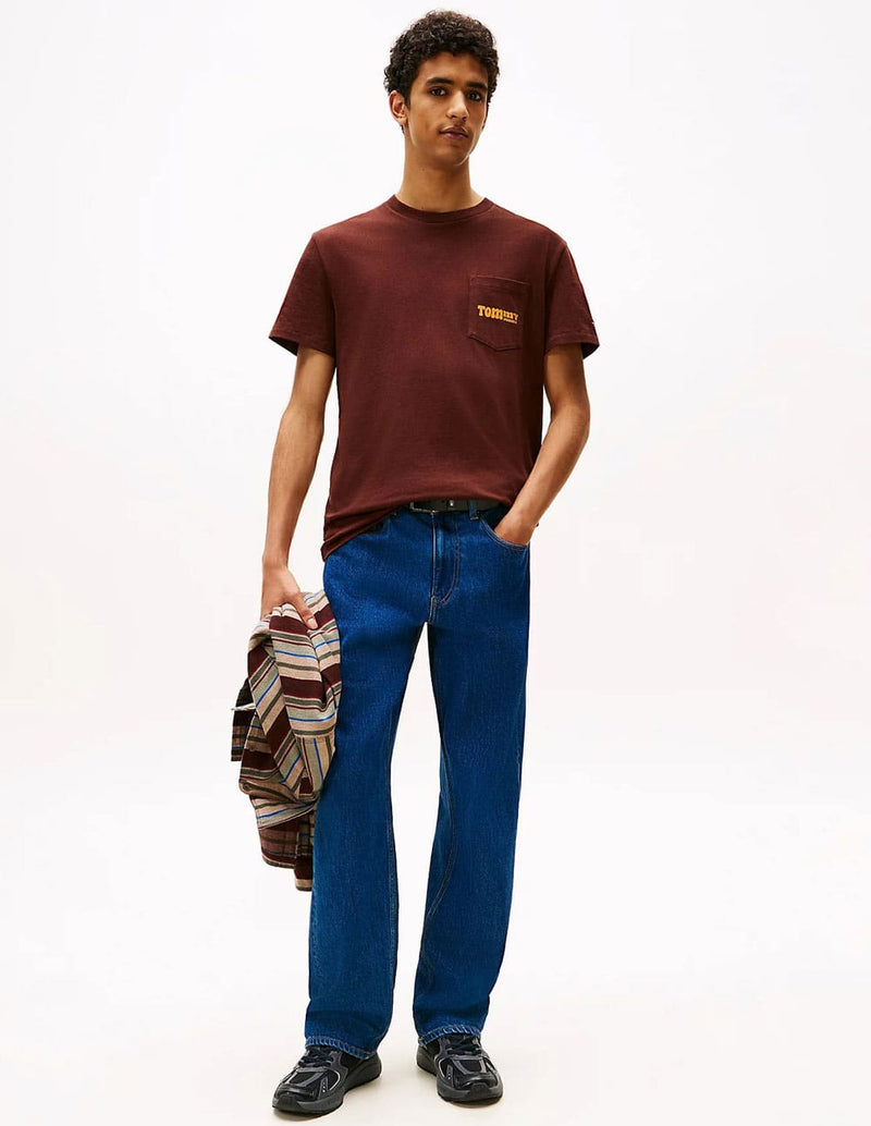 Camiseta Tommy Jeans con Logo Marrón Hombre