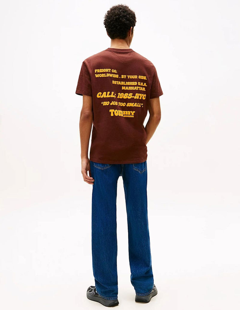 Camiseta Tommy Jeans con Logo Marrón Hombre