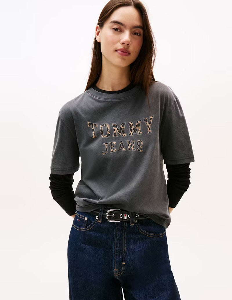 Camiseta Tommy Jeans con Logo Animal Print Gris Mujer