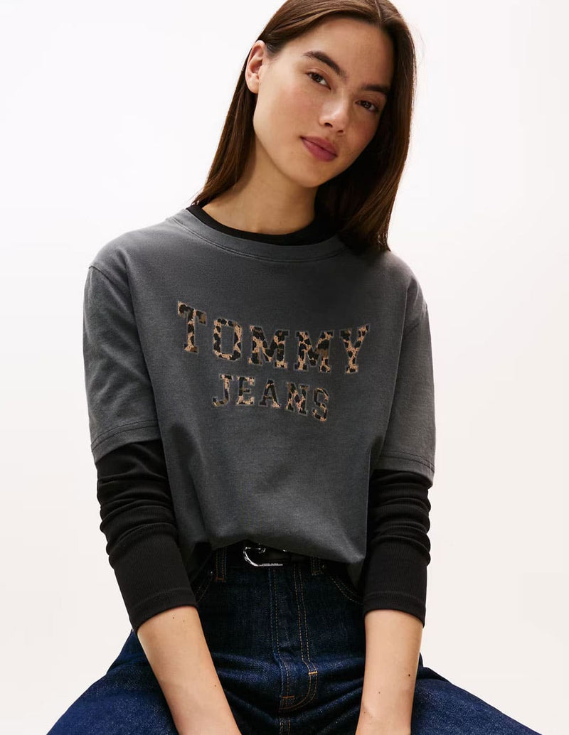Camiseta Tommy Jeans con Logo Animal Print Gris Mujer