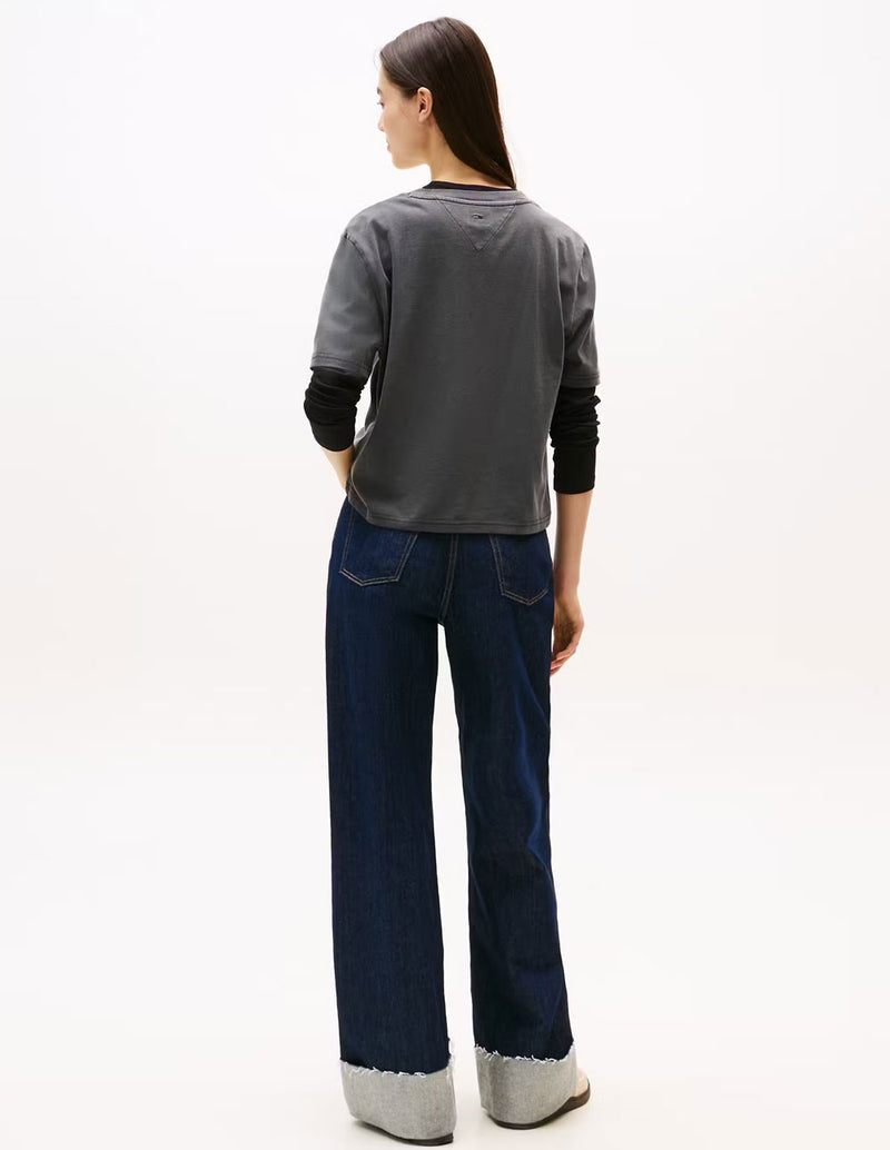 Camiseta Tommy Jeans con Logo Animal Print Gris Mujer