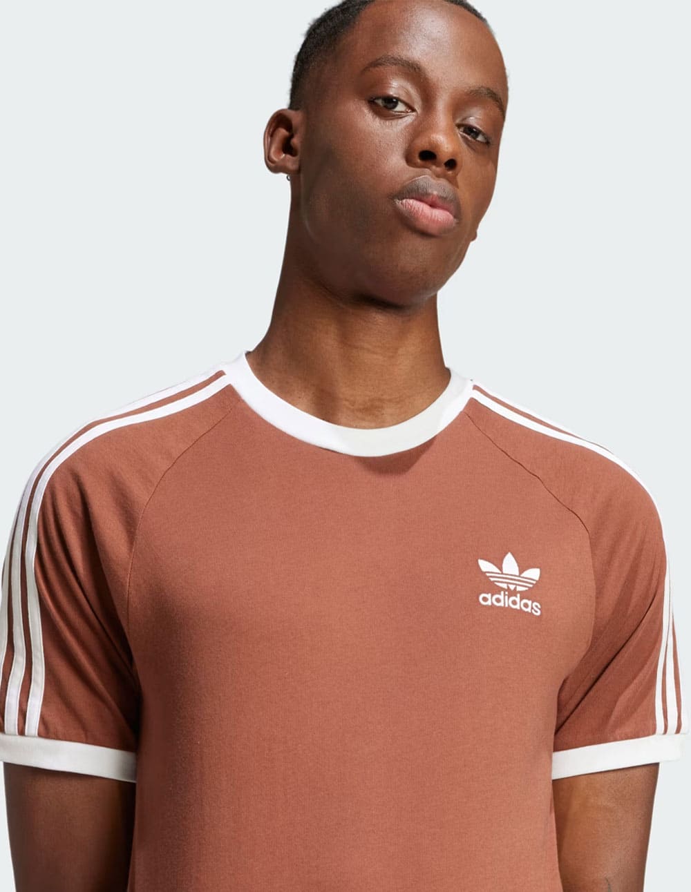 Camisetas adidas hombre marrón deals