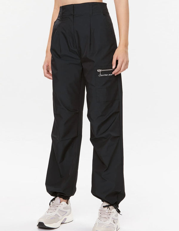 Pantalón Cargo Calvin Klein Jeans de Nailon Negro Mujer