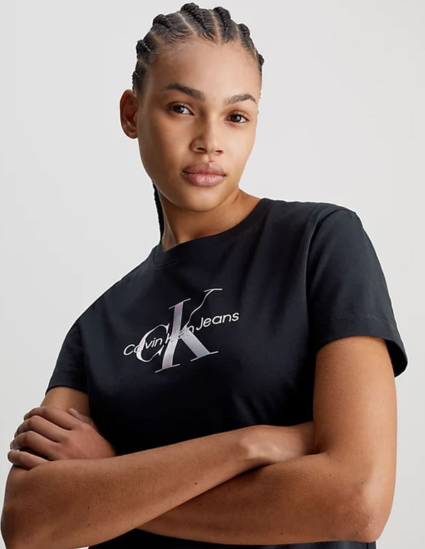 Camiseta Calvin Klein Jeans con Logo Tornasolado Negra Mujer