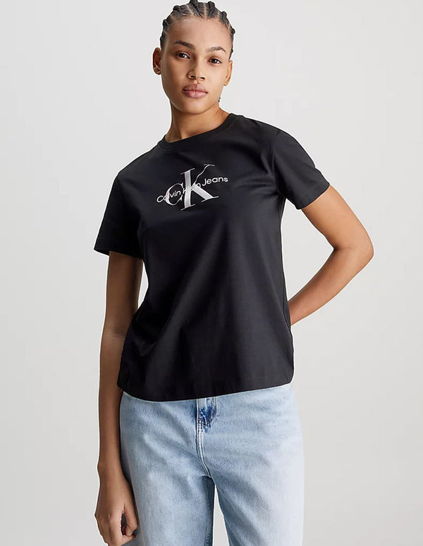 Camiseta Calvin Klein Jeans con Logo Tornasolado Negra Mujer