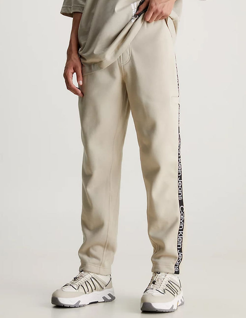 Pantalón de Chándal Calvin Klein Jeans Logo Tape Beige Hombre