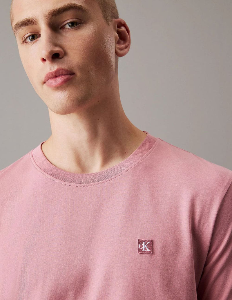 Camiseta Calvin Klein Jeans con Insignia Rosa Hombre