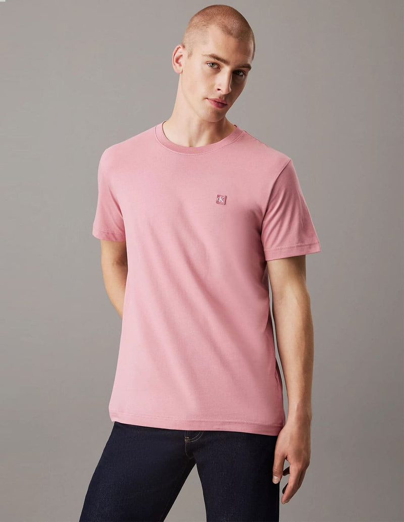 Camiseta Calvin Klein Jeans con Insignia Rosa Hombre