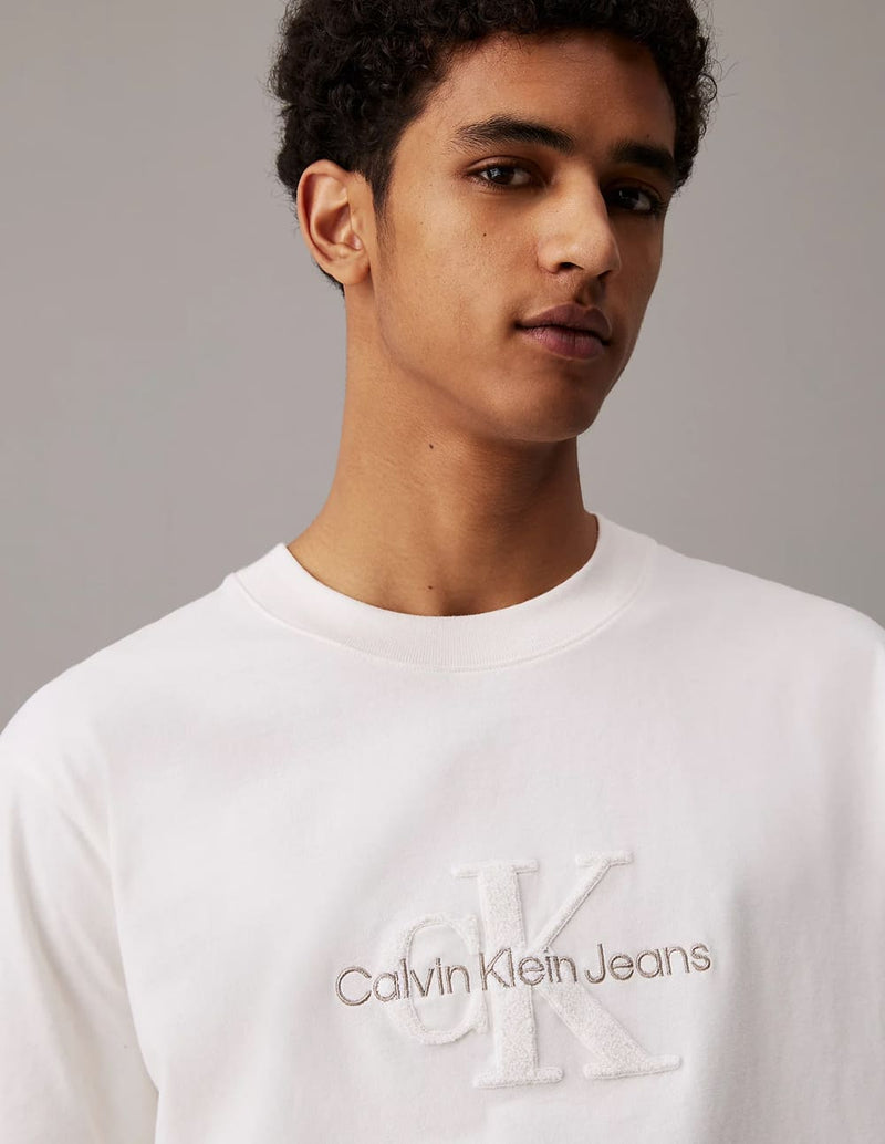 Camiseta Calvin Klein Jeans con Logo de Chenilla Blanca Hombre