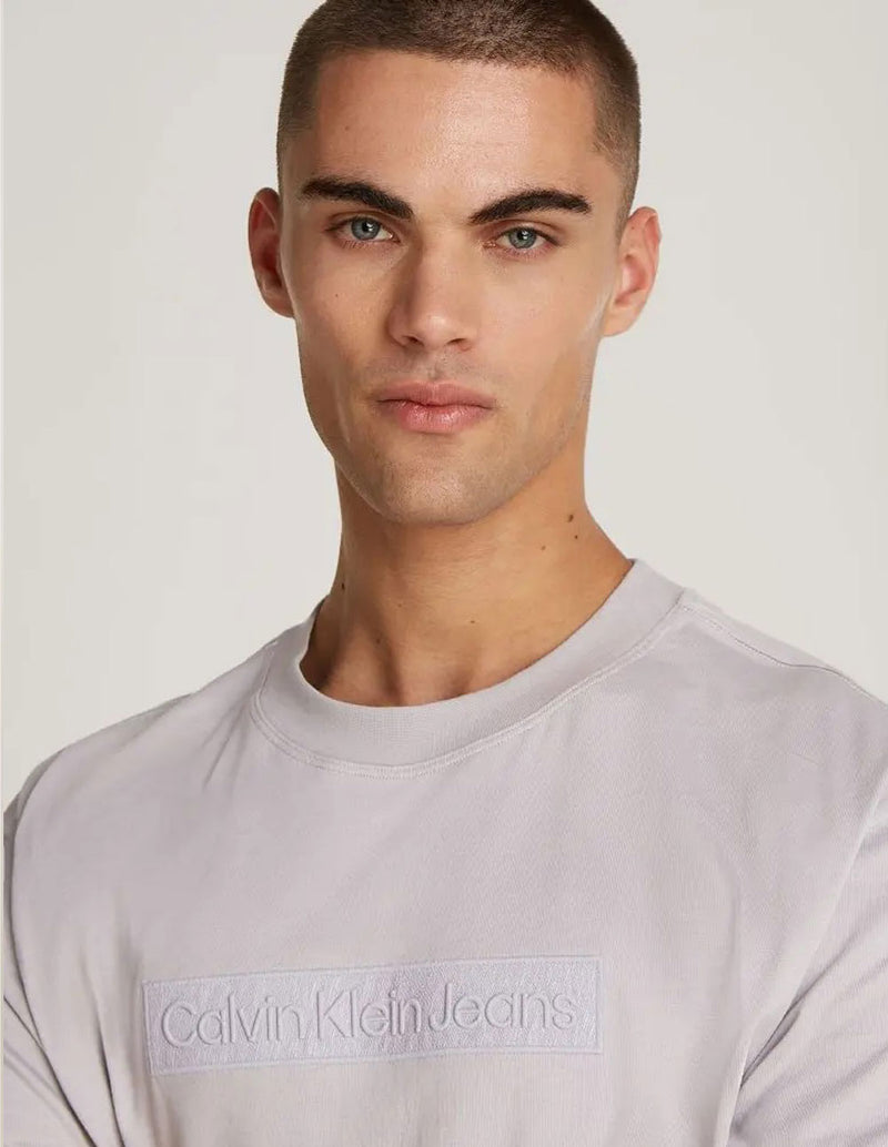 Camiseta Calvin Klein Jeans con Logo en Relieve Gris Hombre