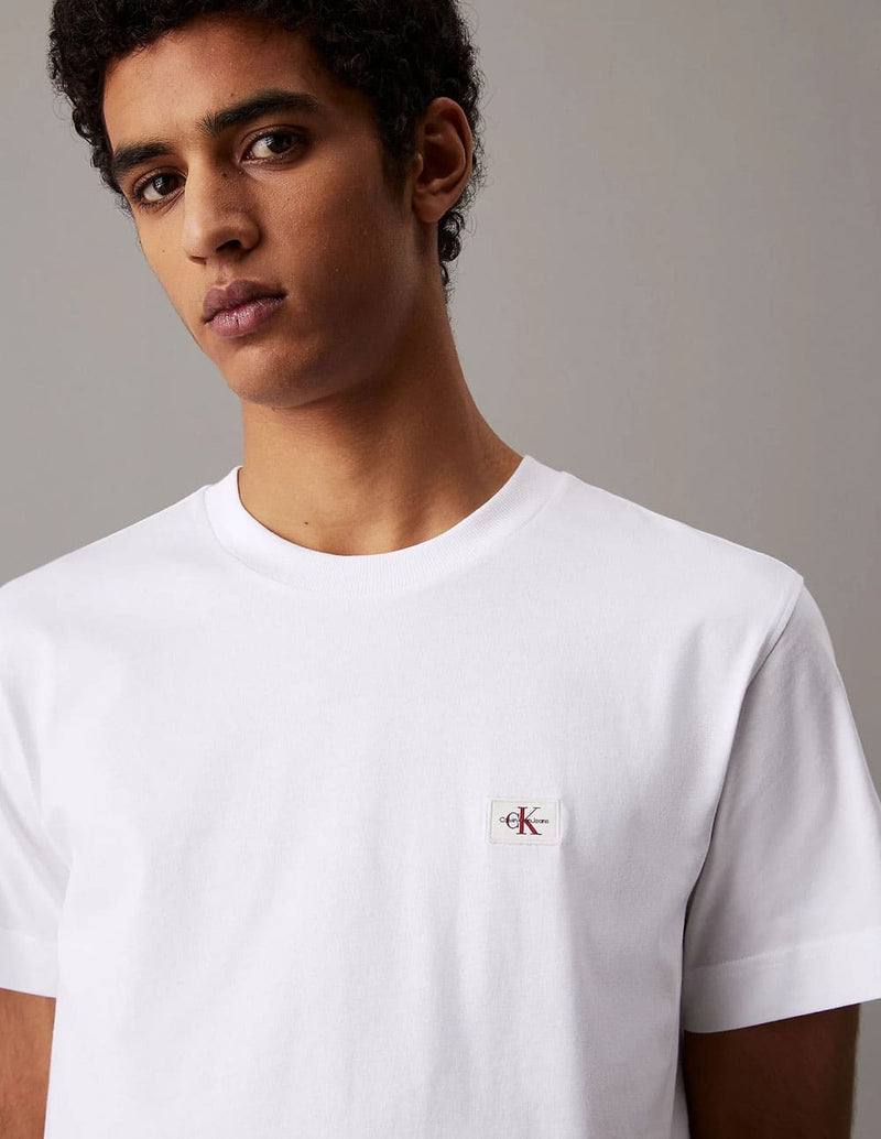 Camiseta Calvin Klein Jeans con Insignia Blanca Hombre