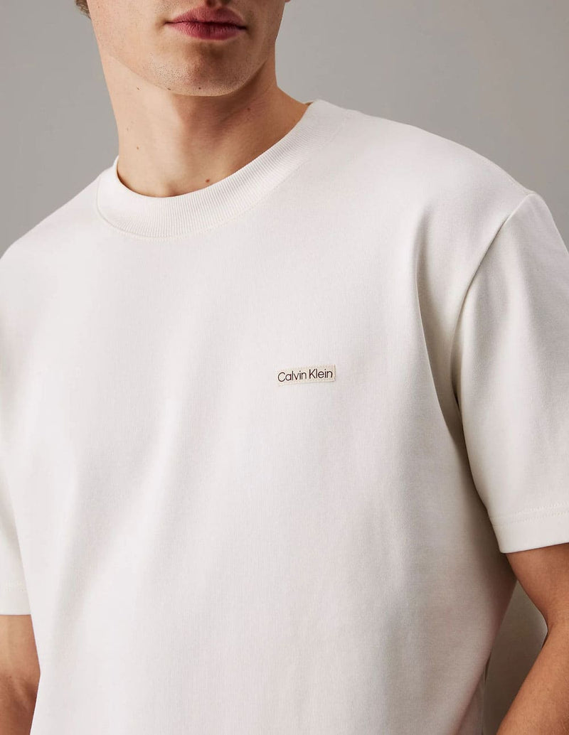 Camiseta Calvin Klein Jeans con Insignia Blanca Hombre