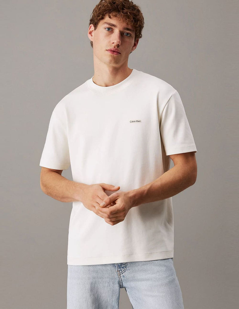 Camiseta Calvin Klein Jeans con Insignia Blanca Hombre