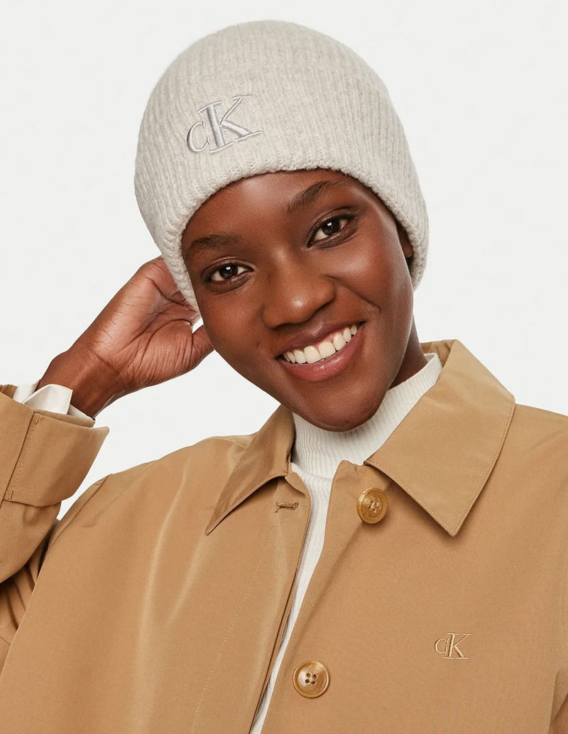 Gorro Calvin Klein Jeans con Logo Beige Mujer