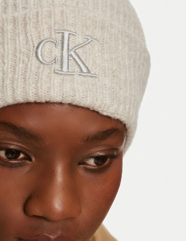 Gorro Calvin Klein Jeans con Logo Beige Mujer