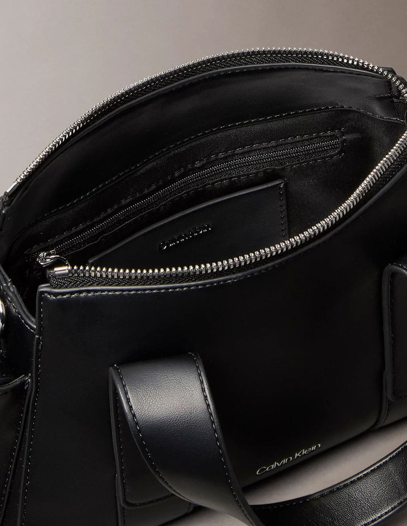 Bolso Calvin Kelin Jeans de Mano Cruzado Negro Mujer 15 x 24 x 7