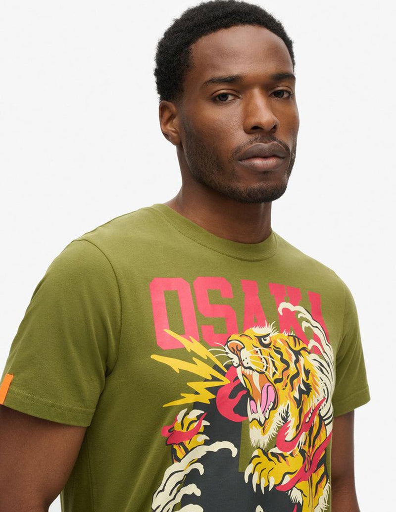 Camiseta Superdry Osaka 6 Narrative Verde Hombre