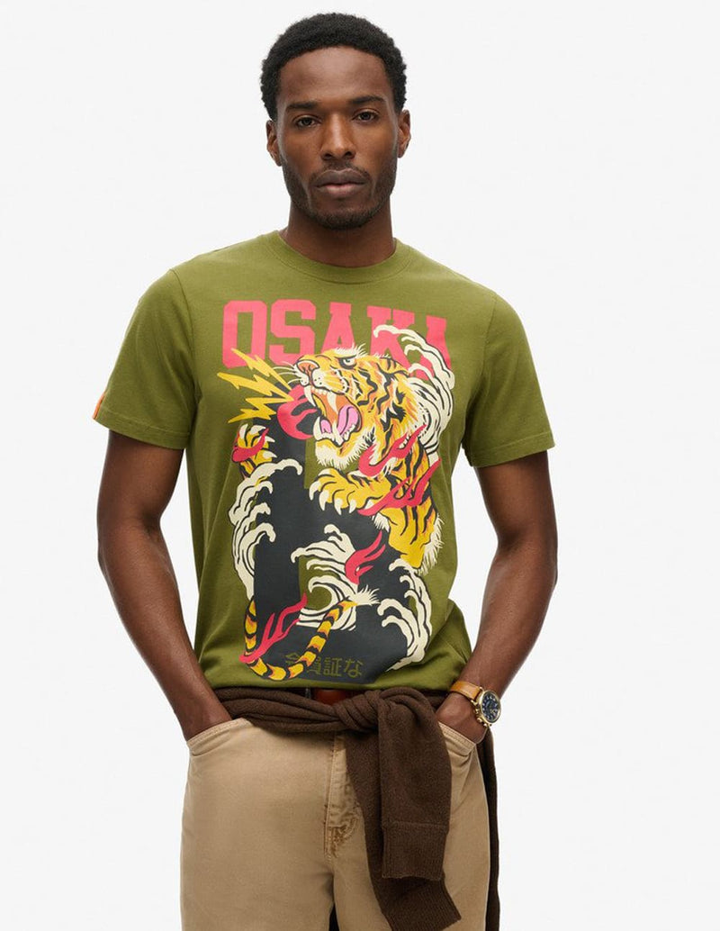 Camiseta Superdry Osaka 6 Narrative Verde Hombre