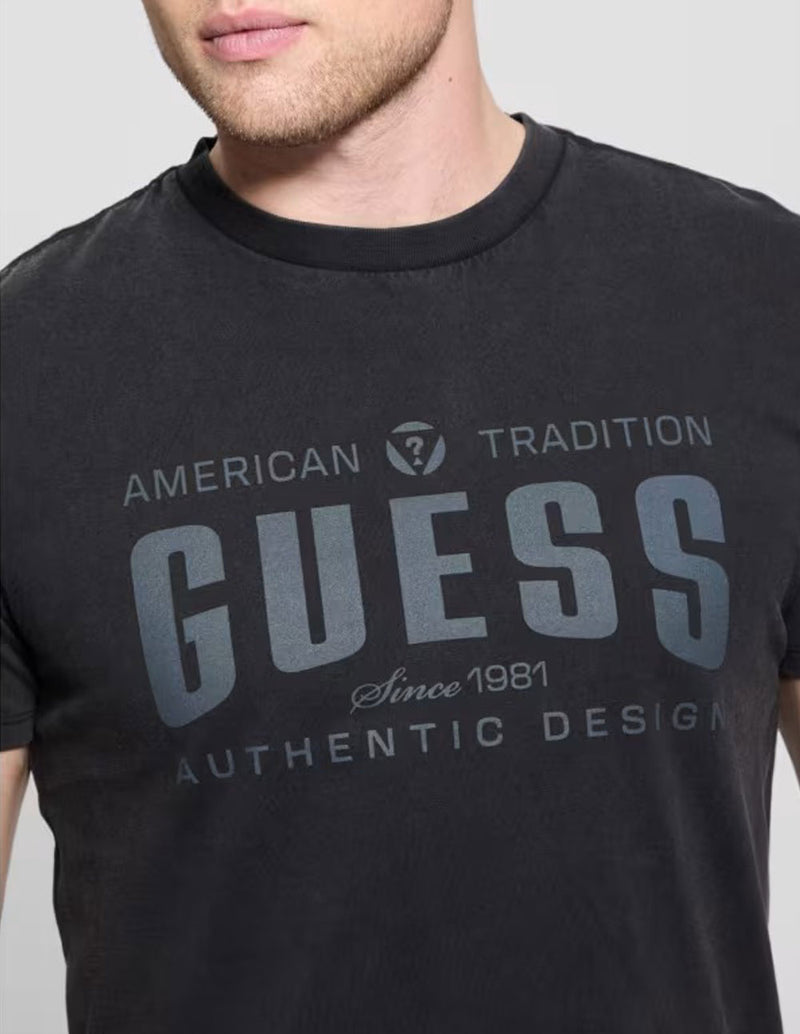 Camiseta GUESS con Logo Frontal Negra Hombre
