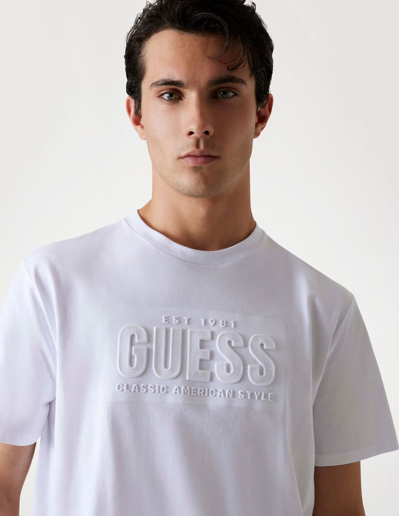 Camiseta GUESS con Logo en Relieve Blanca Hombre