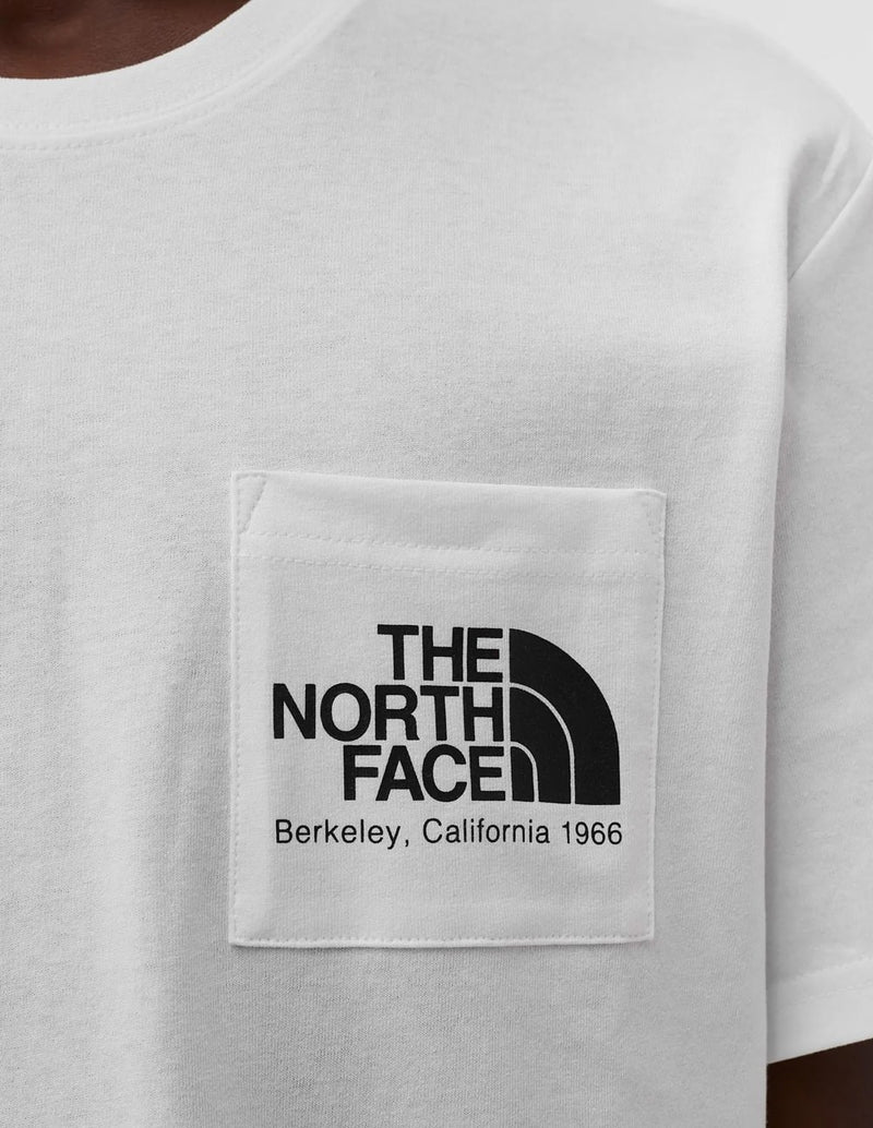 Camiseta The North Face Scrap Berkeley California Pocket Blanca