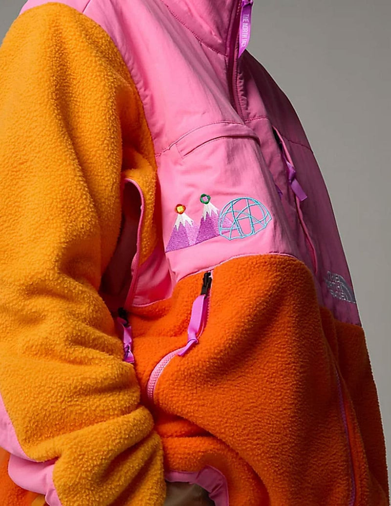 Chaqueta The North Face x Yinka Ilori Denali Retro Naranja y Rosa Unisex