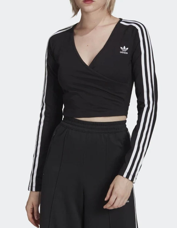 Camiseta Cortita adidas Classics de Manga Larga y Escote Pico Negra Mujer